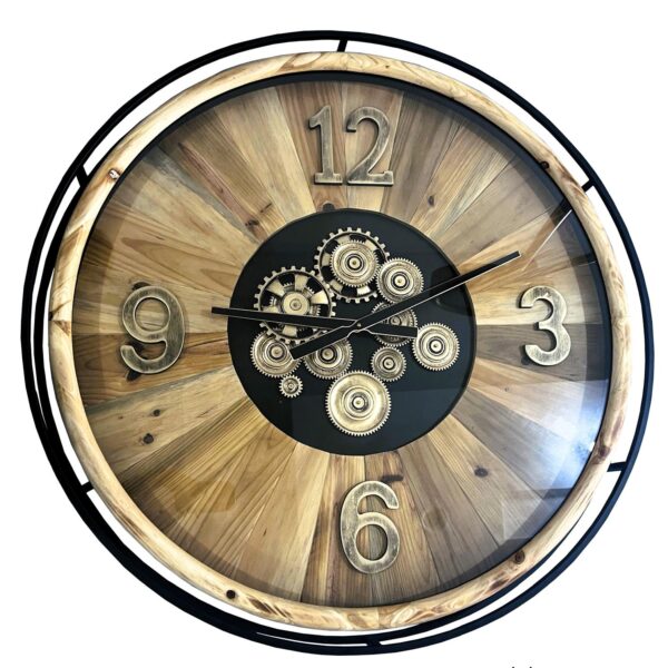 שעון עץ טבעי בקוטר 90 ס״מ עם מנגנון גלגלי שיניים זהוב, מסגרת מתכת שחורה ולוח עץ טבעי בעיצוב תעשייתי יוקרתי.
