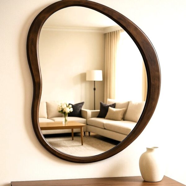 מראה אמורפית עם מסגרת עץ כהה מעל קונסולה תואמת, בעיצוב מודרני חמים ואלגנטי, זמינה במידות 72×82 | 81×92 | 91×102 ס״מ.