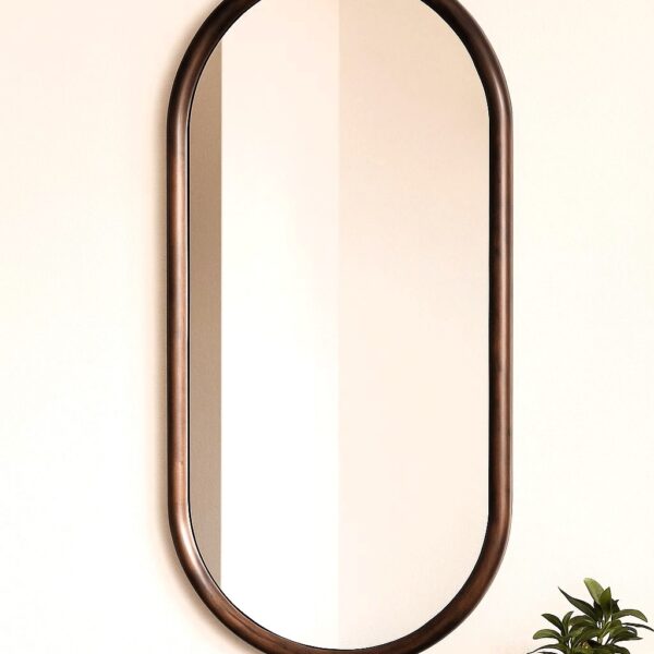 מראת קפסולה עץ כהה לתלייה אנכית או אופקית, בעיצוב מודרני וחמים, זמינה במידות 50×80 | 50×100 | 50×120 ס״מ.