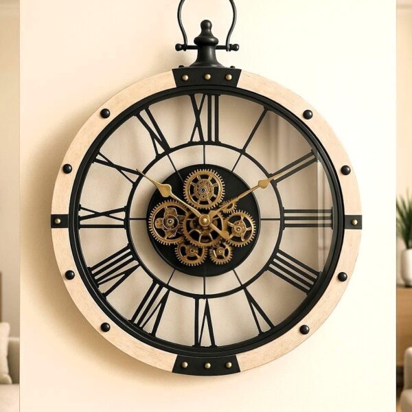 שעון קיר גלגלי שיניים עם מסגרת עץ טבעי, שעון קיר גדול מעוצב לסלון בגודל 64×64 ס״מ עם שלדת מתכת וספרות רומיות.