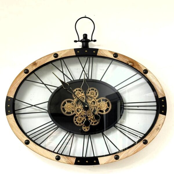 שעון קיר גלגלי שיניים עץ, שעון קיר גדול מעוצב לסלון עם ספרות רומיות, גלגלי שיניים דקורטיביים ומסגרת עץ טבעי בגודל 68×65 ס״מ.