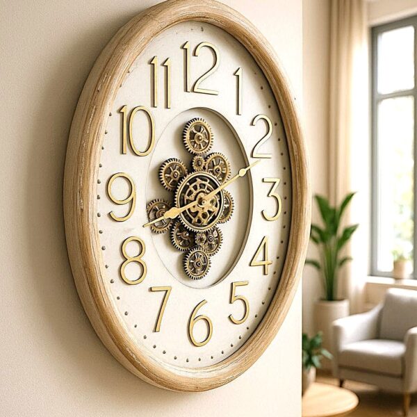 שעון קיר גלגלי שיניים אליפטי עץ מולבן, שעון קיר גדול לסלון עם ספרות מוזהבות וגלגלים דקורטיביים בעיצוב וינטג' בגודל 67×50 ס״מ.