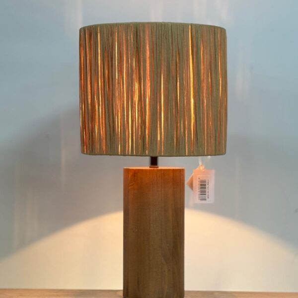 מנורת שולחן דגם 551936149 עם אהיל בד קנבס בגימור פסים אנכיים ובסיס עץ טבעי, מתחברת לשקע חשמל סטנדרטי עם מפסק הפעלה, מתאימה לשימוש בחללי מגורים, חדרי שינה ופינות עבודה מעוצבות. מידות: 27×50 ס״מ