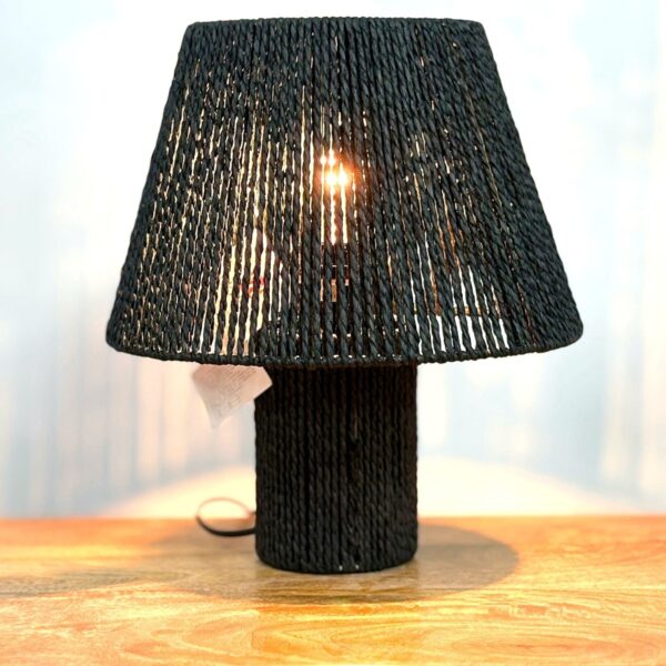 מנורת שולחן דגם 551937099 עשויה חבל טבעי בצבע שחור, גוף קלוע ידנית לאפקט תאורת צללים, חיבור חשמל עם מפסק, מתאימה לסלון, חדר שינה או חללי אירוח מעוצבים. מידות: 30×35 ס״מ