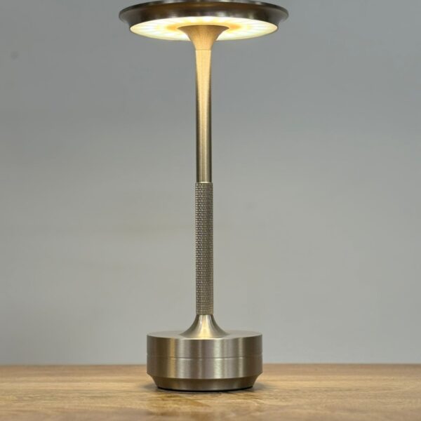 מנורת לד דגם 551941069 בצבע ניקל, גוף מתכתי איכותי, שליטת טאץ' עם 3 רמות תאורה, תאורת לד חסכונית לפיזור אור אחיד, טעינה באמצעות חיבור USB, מתאים לשולחן עבודה, שידה, מזנון ופינת קריאה. מידות: 28×12 ס״מ