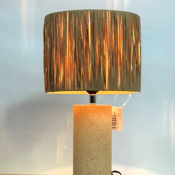 מנורת שולחן דגם 551935129 עם אהיל בד קנבס פסים אנכיים ובסיס עץ טבעי, כוללת מפסק הפעלה וחיבור לשקע חשמלי סטנדרטי, מתאימה לשימוש בחללי מגורים, חדרי שינה ופינות עבודה. מידות: 24×40 ס״מ