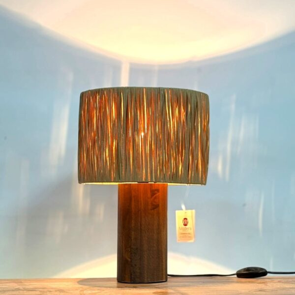 מנורת שולחן דגם 551934129 עם אהיל מבד קנבס ובסיס עץ טבעי, כוללת מפסק הפעלה וחיבור לשקע חשמלי, מתאימה לתאורת אווירה ולתאורה פונקציונלית בחללי מגורים. מידות: 24×40 ס״מ
