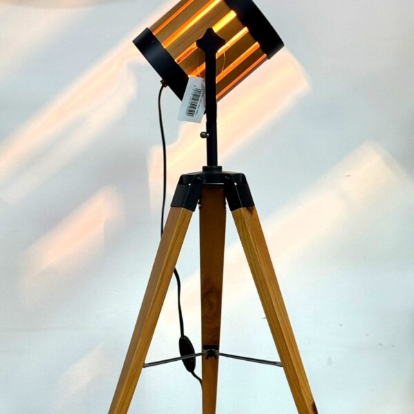 מנורת סטודיו שולחנית דגם 551950199, מבנה חצובה יציב מעץ טבעי מלא, גוף תאורה ממתכת בצבע שחור מט עם פסים פנימיים ליצירת תאורה ממוקדת וחמה, ראש מתכוונן לכיוון האור, חיבור לחשמל ביתי רגיל עם כבל ומפסק. מתאימה לתאורת עבודה, אווירה ודקורציה. מידות: גובה 60 ס״מ | קוטר גוף כ-15 ס״מ.