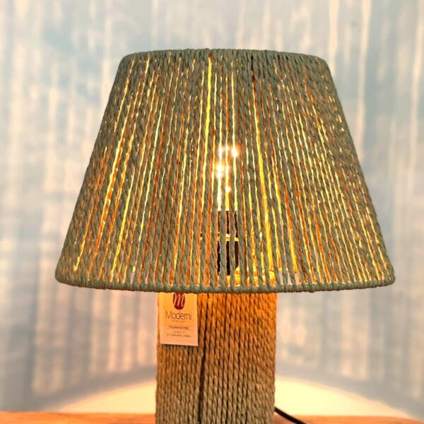 מנורת שולחן דגם 551939099 עשויה חבל טבעי, בסיס יציב ותאורת לד לפיזור אור רך ואחיד, חיבור חשמל סטנדרטי עם מפסק, מיועדת להצבה על שידה, שידת לילה, קונסולה או מזנון. מידות: 30×35 ס״מ