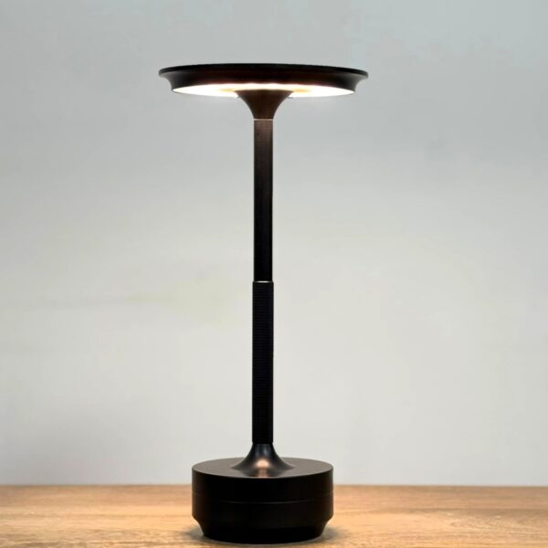 מנורת לד דגם 551942069 בצבע שחור, שליטה בטאץ' עם 3 דרגות תאורה, גוף מתכתי בגימור מודרני, ראש לד שטוח לפיזור אור אחיד, נטענת באמצעות USB, מתאימה לשולחן עבודה, שידה או כתאורת לילה דקורטיבית. מידות: 28×12 ס״מ