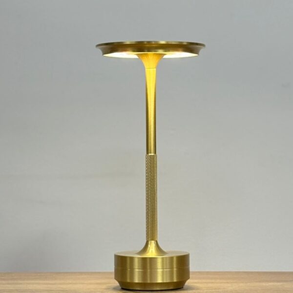 מנורת לד דגם 551940069 בצבע זהב, שליטה בטאץ' עם 3 דרגות עוצמת תאורה, גוף מתכתי בגימור מוברש, ראש לד שטוח לפיזור אור אחיד, טעינה באמצעות USB, מתאימה לשימוש כשידת לילה או תאורת שולחן דקורטיבית. מידות: 28×12 ס״מ