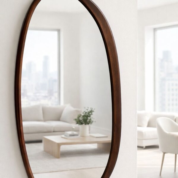 מראמראה אמורפית עם מסגרת עץ מלא בגוון כהה ועמוק, מעניקה לחלל מראה אלגנטי, חמים ויוקרתי. קווים אורגניים רכים יוצרים נוכחות עיצובית מרשימה שמתאימה לסלון, חדר שינה או מבואת כניסה. ה אמורפית עץ מלא כהה