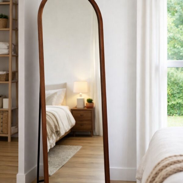 מראה קשת עומדת עם מסגרת עץ מלא בגוון אגוז, צורה מעוגלת עליונה, עומדת עם רגל אחורית, מתאימה לחדר שינה או סלון, זמינה במידות 60x160 ס״מ ו-60x180 ס״מ, עיצוב מודרני סקנדינבי.